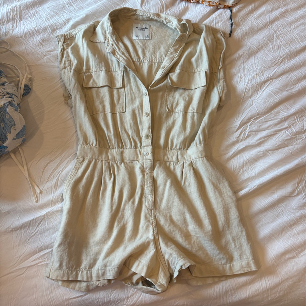 Abercrombie & Fitch Cream Apparel